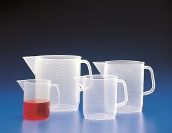 Műanyag mérőpoharak füllel és kiöntővel, dombornyomott osztással