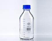 Laboratóriumi üvegek kék kupakkal