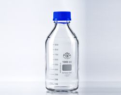 Laboratóriumi üvegek kék kupakkal