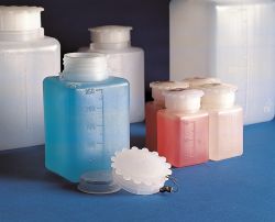 Plombálható, széles szájú, szögletes flakonok kupakkal