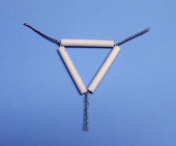 Drótháromszögek porcelánnal