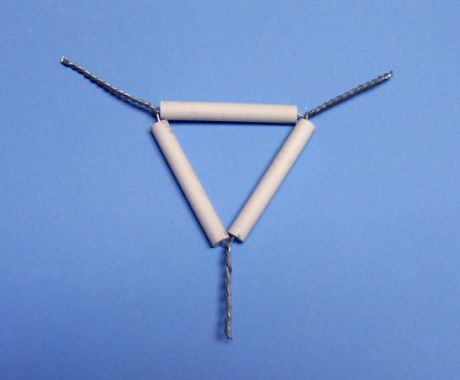 Drótháromszög porceláncsővel